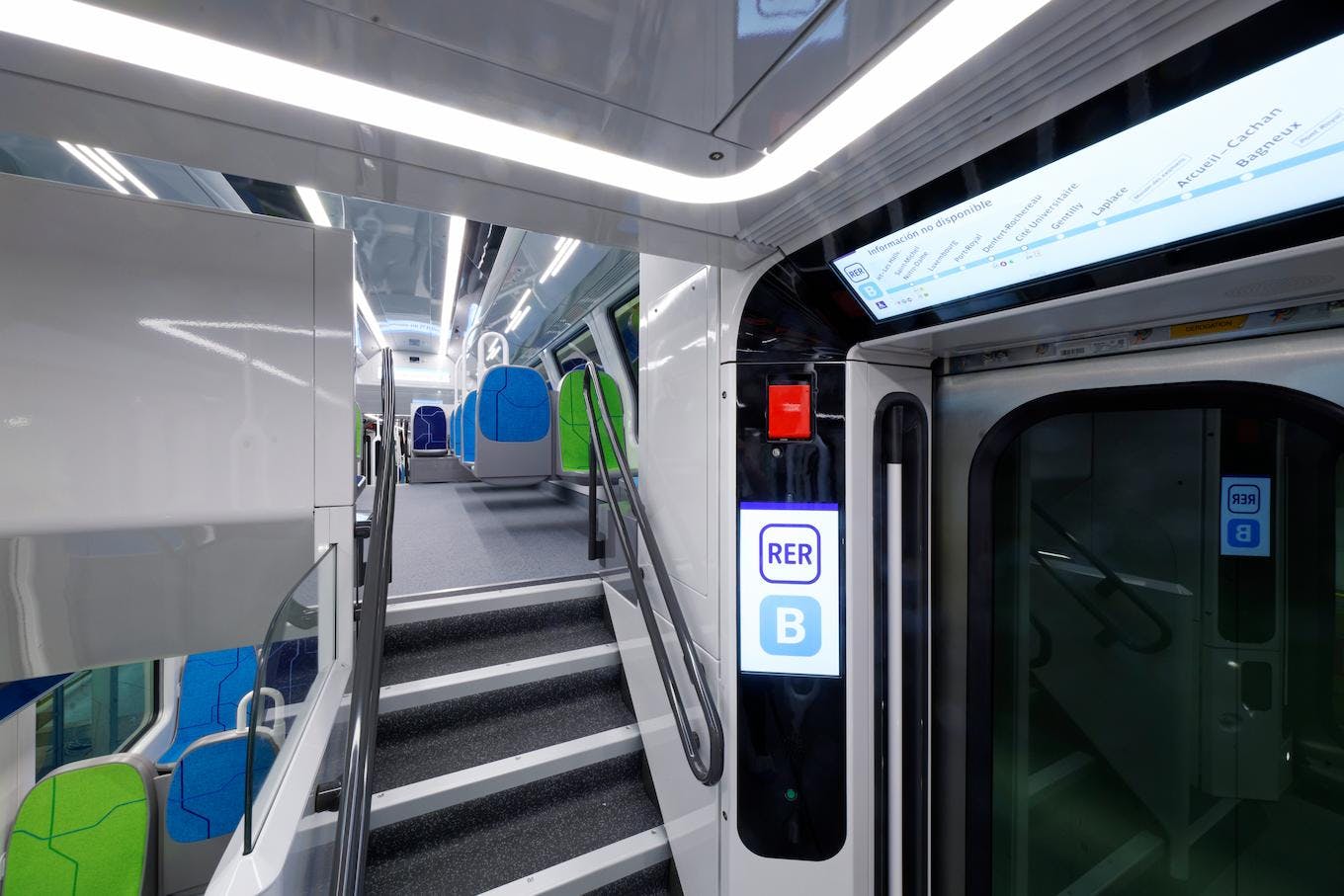 Intérieur du MI20 vue du premier niveau plain-pied vers les escaliers qui mènent à l'étage et au sous-sol