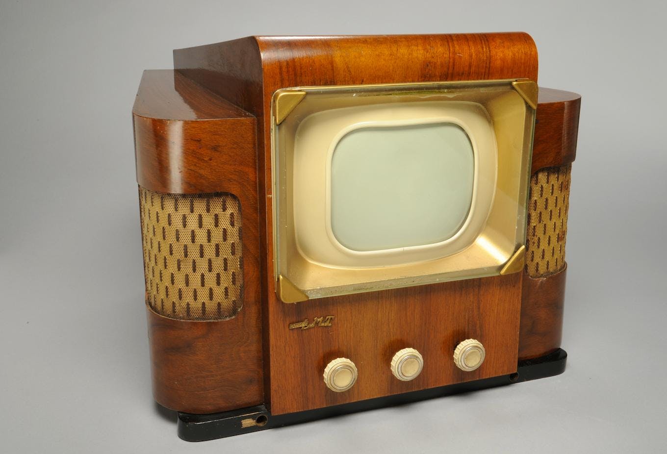 Zeuge der Anfänge des Fernsehens, dieser Fernsehempfänger (Typ 441 Leitungen LMT Modell 3703A), der im Museum für Kunst und Gewerbe zu sehen ist, stammt aus dem Jahr 1947!