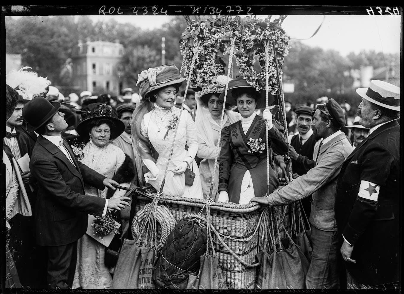 Fête de la Stella, nacelle du ballon Les Bleuets, Mmes Surcouf, Airault et Mlle Tissot, 1909. Photographie de presse, d'après négatif sur verre.