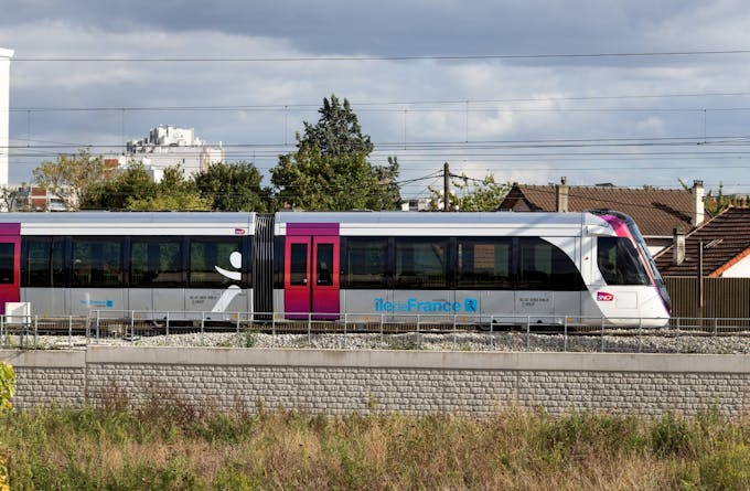 © Christophe RECOURA - Ile-de-France Mobilités - une rame de T11 entrant en gare d'Epinay-sur-Seine