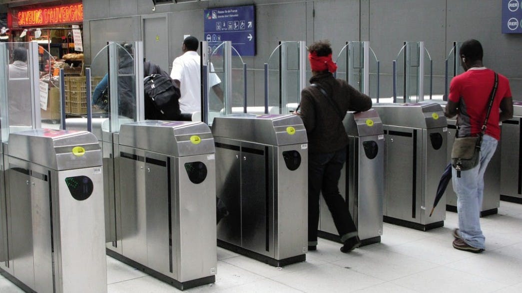 Voyageurs qui valident leurs titres de Transports avec d'accéder au transport en commun