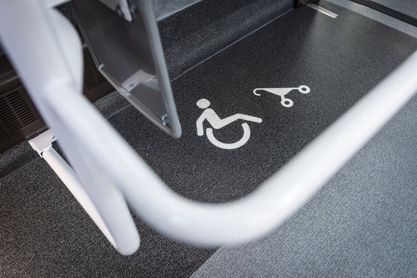  Photo d'un espace réservé aux personnes en fauteuil roulant et poussette à bord d'un bus