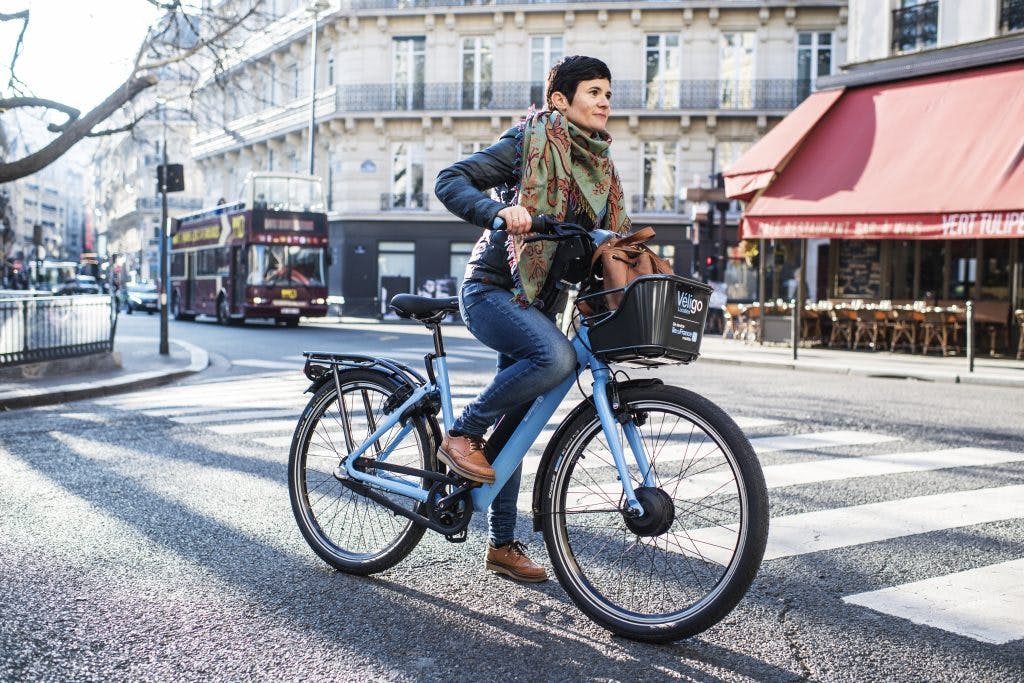 Cycliste vélo en mouvement dans Paris