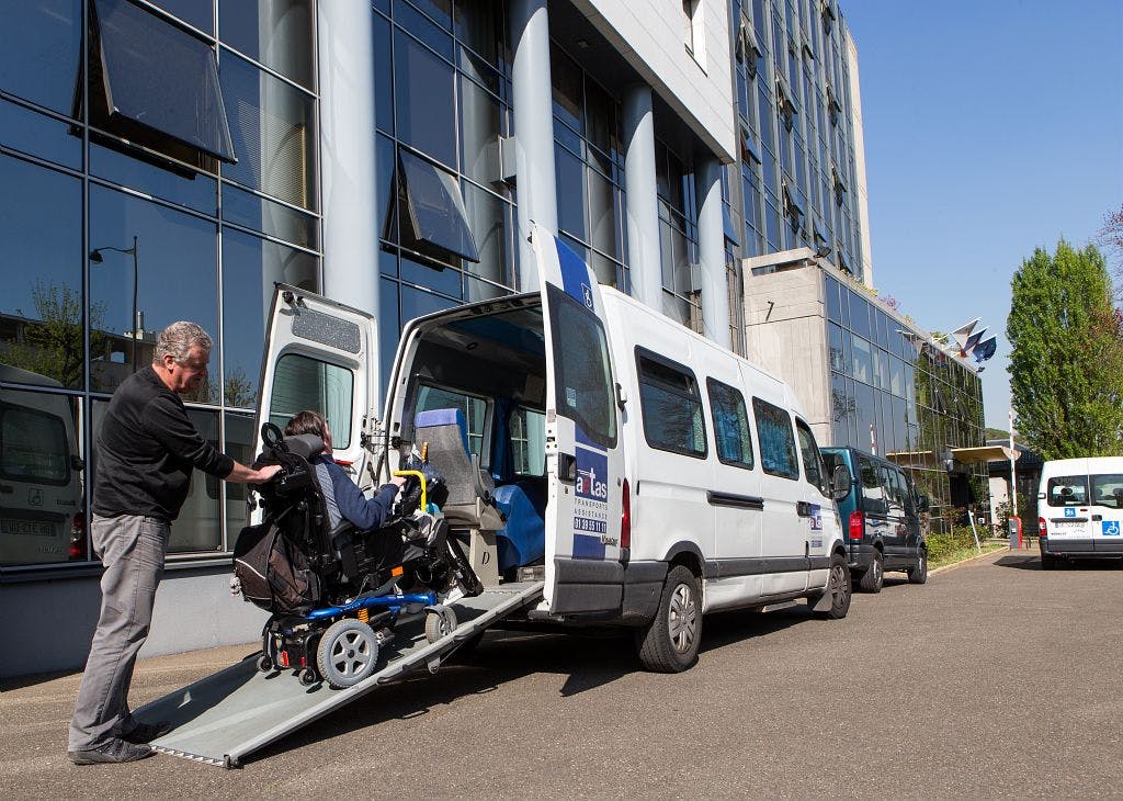 Entrée de personne à mobilité réduite dans un véhicule de transport scolaire