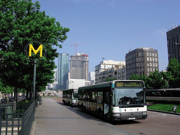 Passage d'un bus près du métro