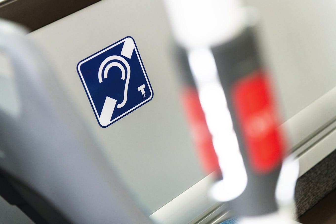 © Cyril BADET - Ile-de-France Mobilités - Symbol der Magnetschleife in einem Bus.