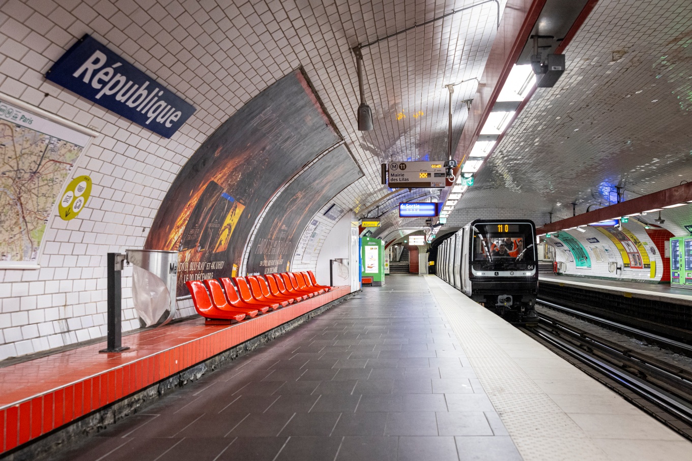 Une rame de MP14 arrivant à la station République.