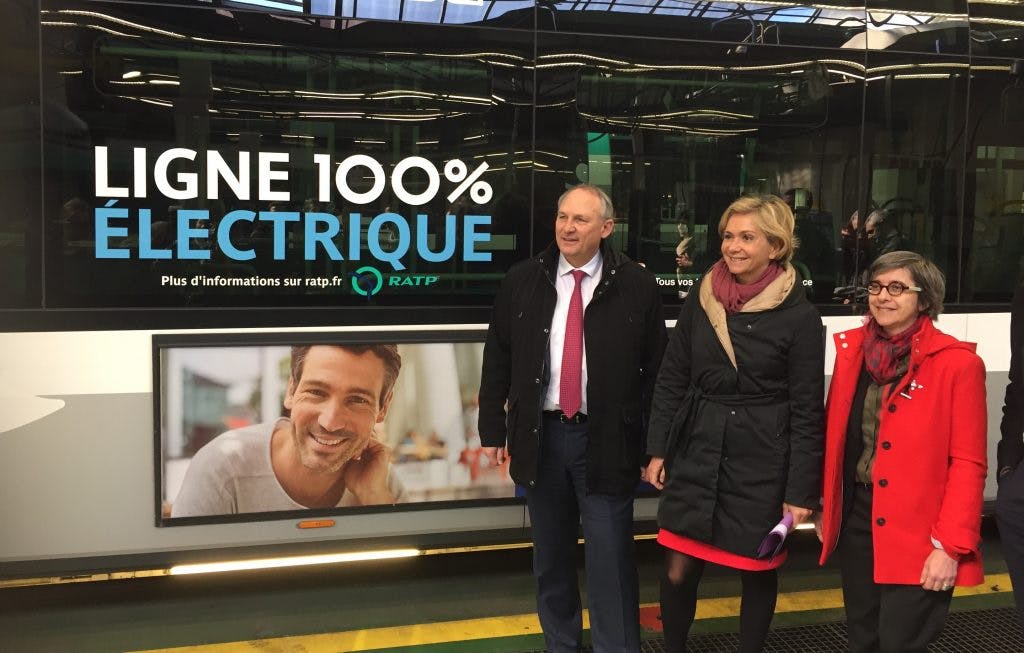 Partenaires des transports en commun devant un bus 100% électrique