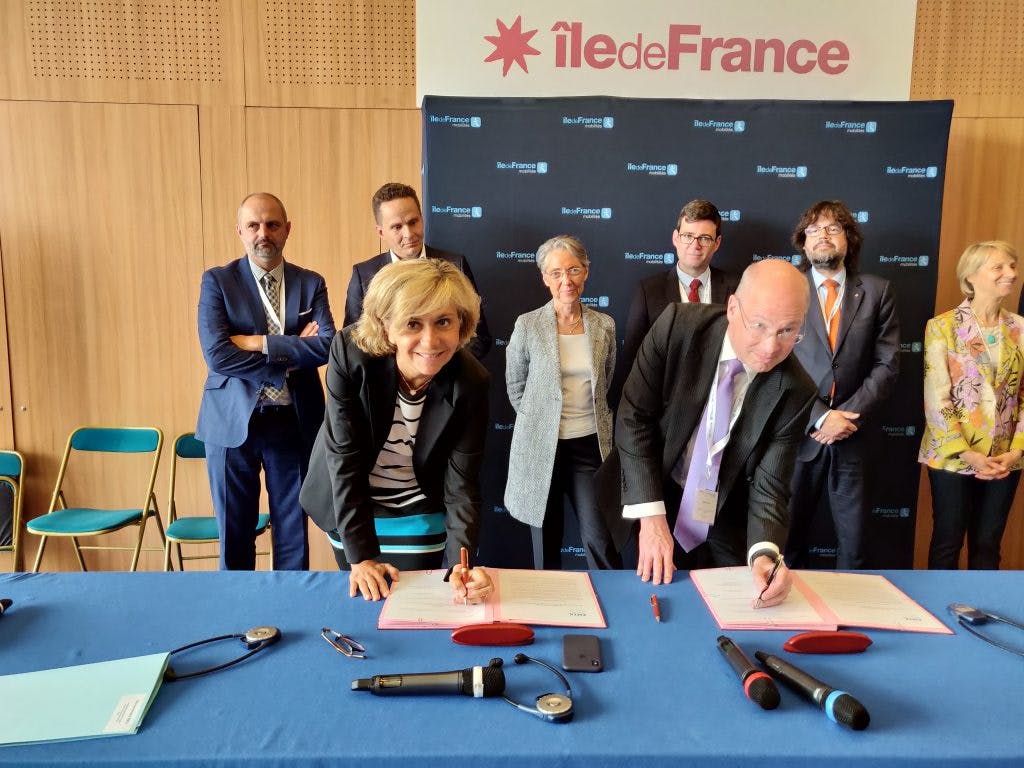 Dirigeants île-de-France mobilités et Europe métropoles : Signature documents pour le projet bus zéro émission