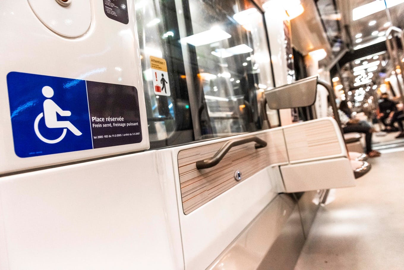 Platz für Rollstuhlfahrer in einem Zug der U-Bahn-Linie 14.