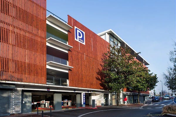 Parc relais moderne aux abords de la gare pour les voyageurs