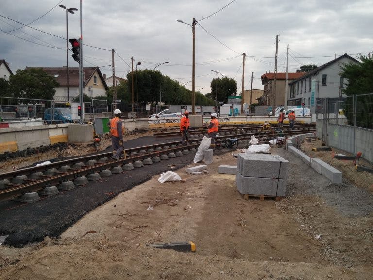 Des personnes qui travaillent sur la nouvelle branche du Tram 4