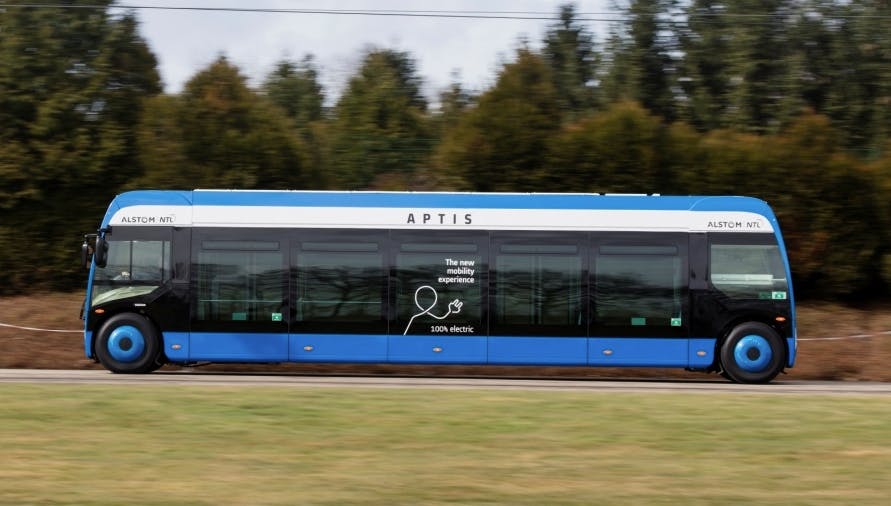 Nouveau bus électrique à l'arrêt