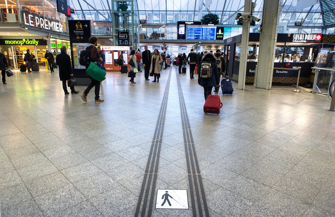 © Christophe RECOURA - Ile-de-France Mobilités - Leitplanken auf dem Fußboden des Bahnhofs Saint-Lazare.