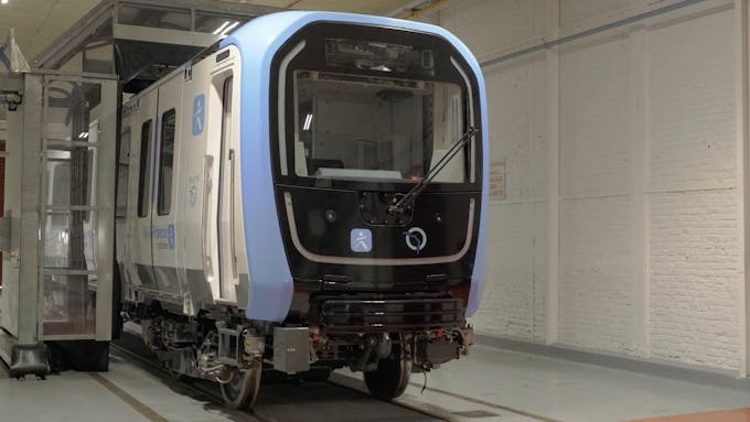 MF19 : le premier véhicule du métro nouvelle génération dans l'usine Alstom de Crespin