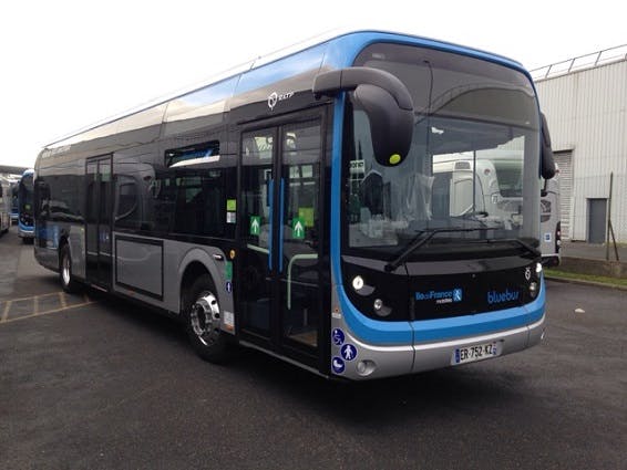 Nouveau bus propre à l'arrêt