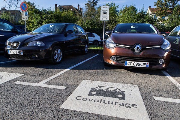 Voitures de covoiturage aux parking