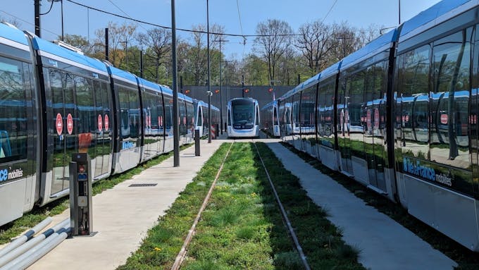Des rames de tramway T10 stationnées au site de maintenance et de remisage de Châtenay-Malabry