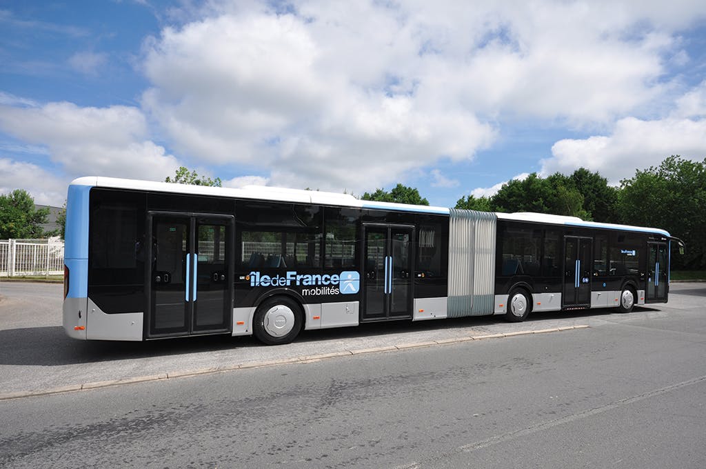 Bus aménagé à l'arrêt