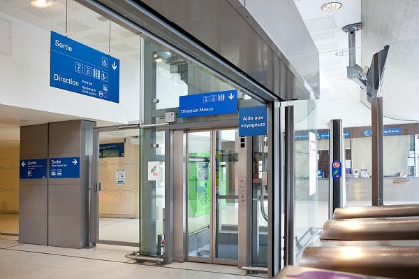 Ascenseur à la gare pour accéder aux transports en commun 