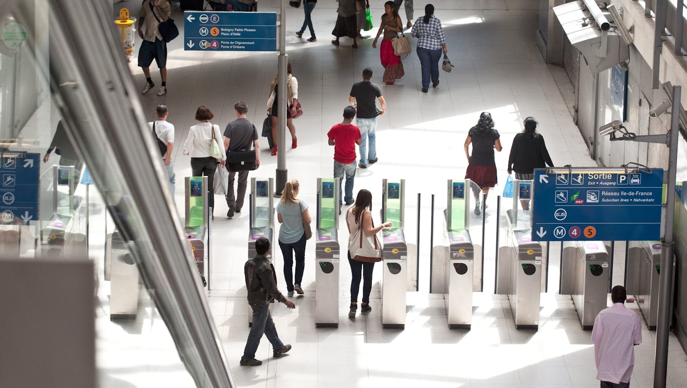 Portiques de validation pour accéder au transport en commun