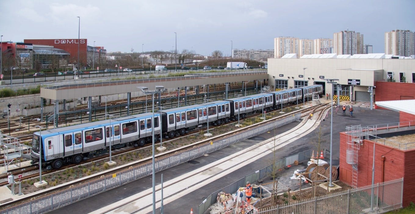 Ligne 11 : photographie de la rame d'essai du métro MP14 à 5 voitures, qui sort du nouvel atelier de maintenance de Rosny-sous-Bois