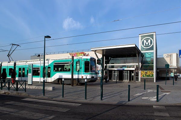 Tram 1 à l'arrêt près du métro