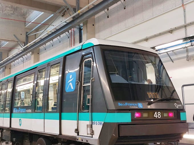 An MP89 train ready to run on metro line 6