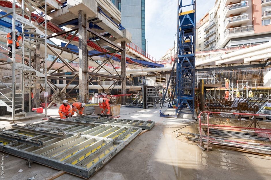 Des ouvrier travaillent sur la construction de la future station Clichy-Saint-Ouen