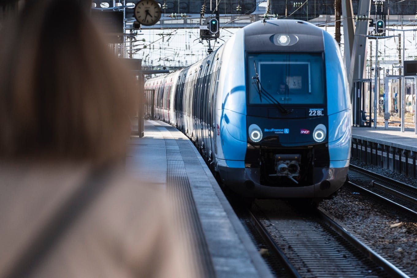 Un train qui arrive à quai.